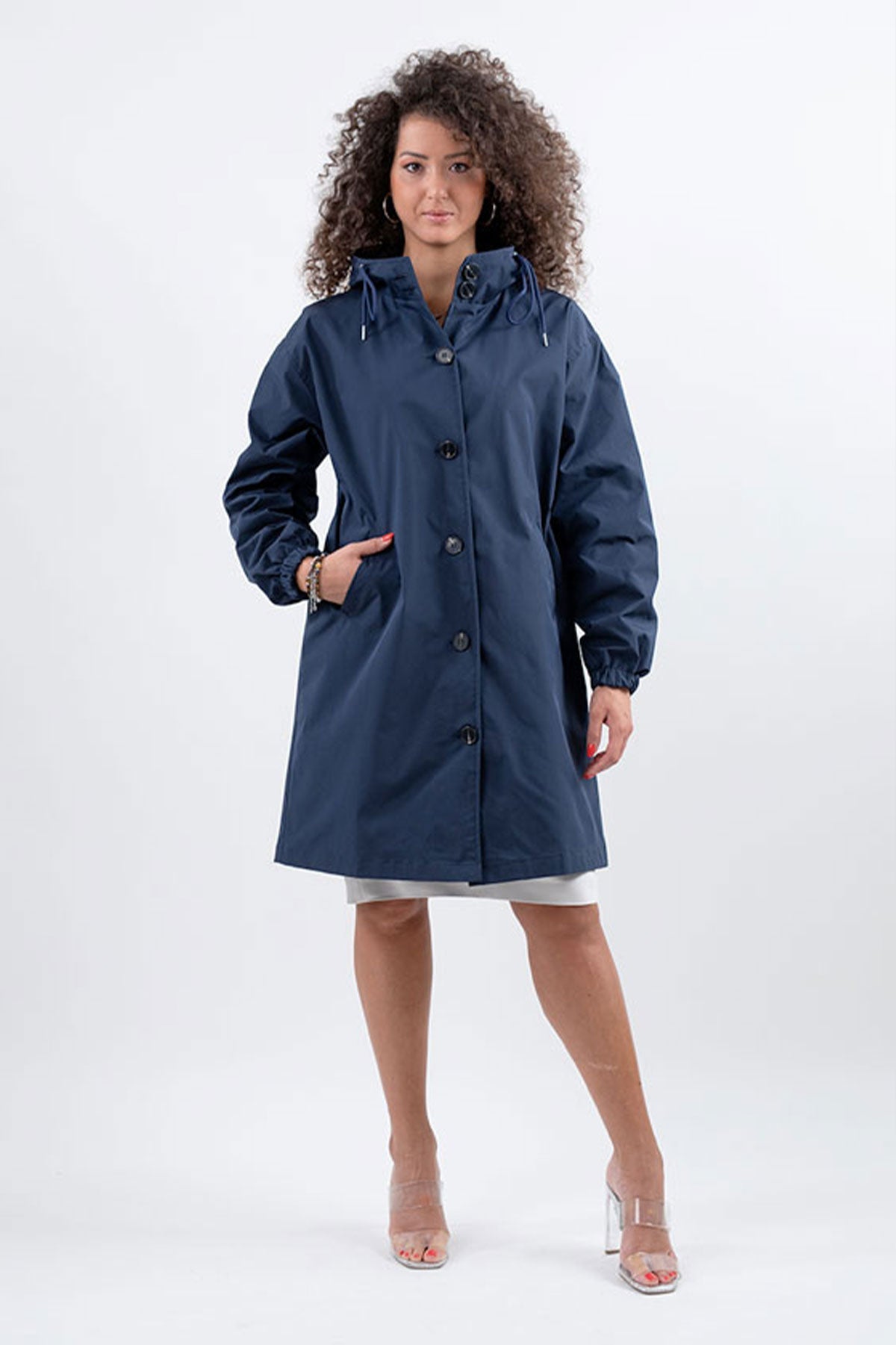CHAQUETA CORTAVIENTOS CON CAPUCHA IMPERMEABLE DE GRAN TAMAÑO