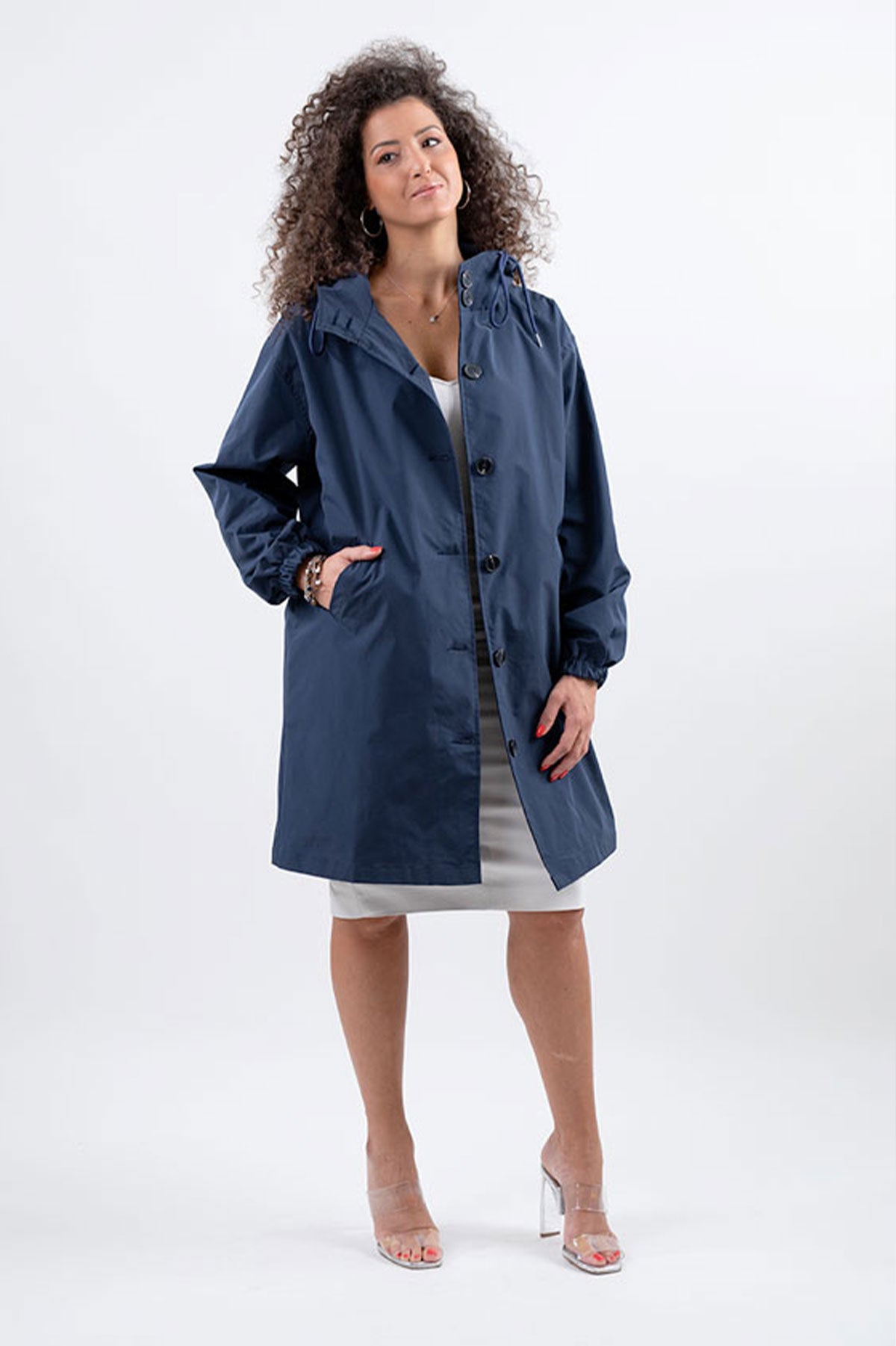 CHAQUETA CORTAVIENTOS CON CAPUCHA IMPERMEABLE DE GRAN TAMAÑO