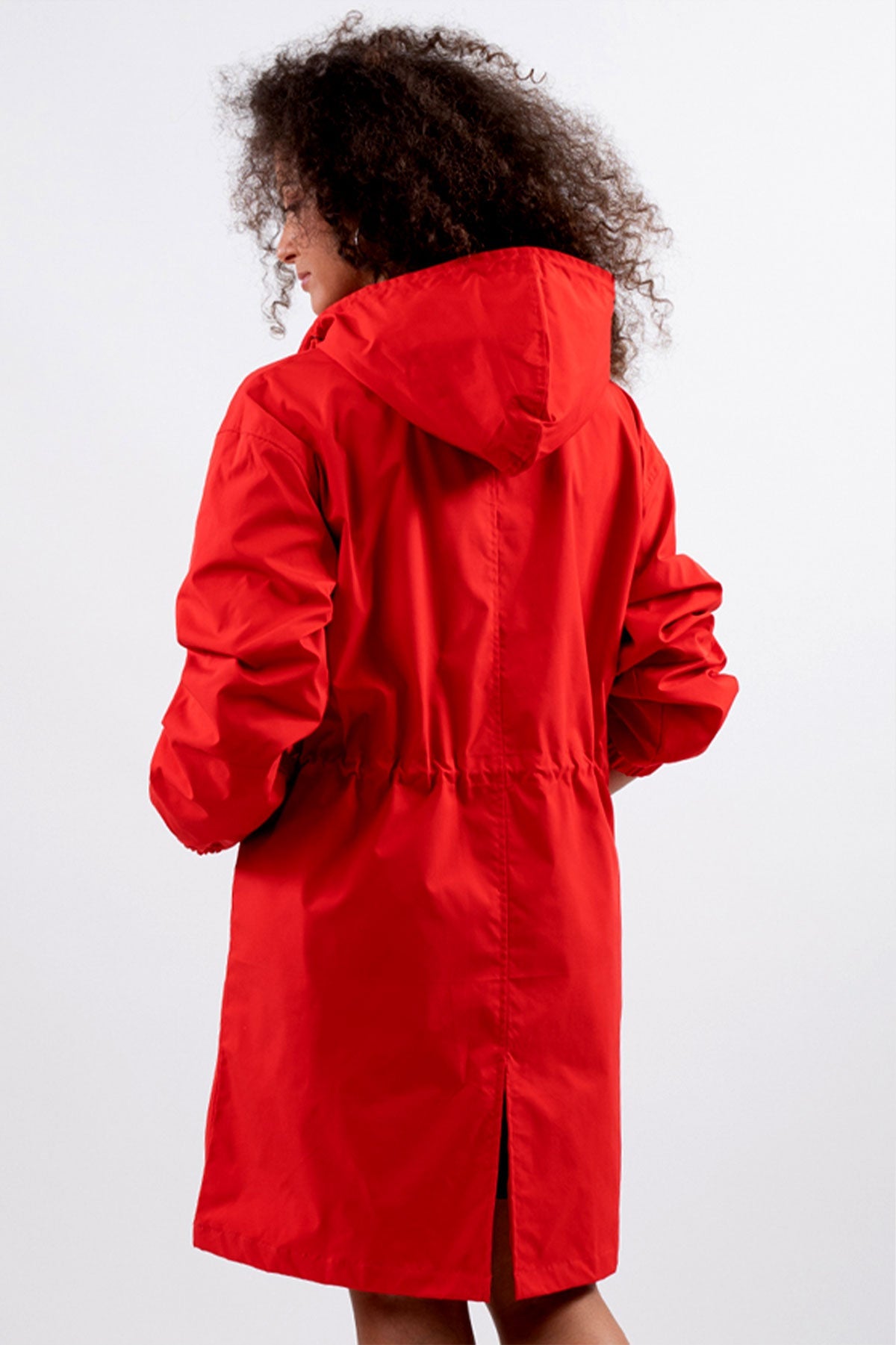 CHAQUETA CORTAVIENTOS CON CAPUCHA IMPERMEABLE DE GRAN TAMAÑO